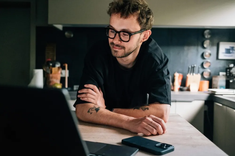 Traveler researching international flight prices on laptop comparing booking days and airline routes for cheapest fares.